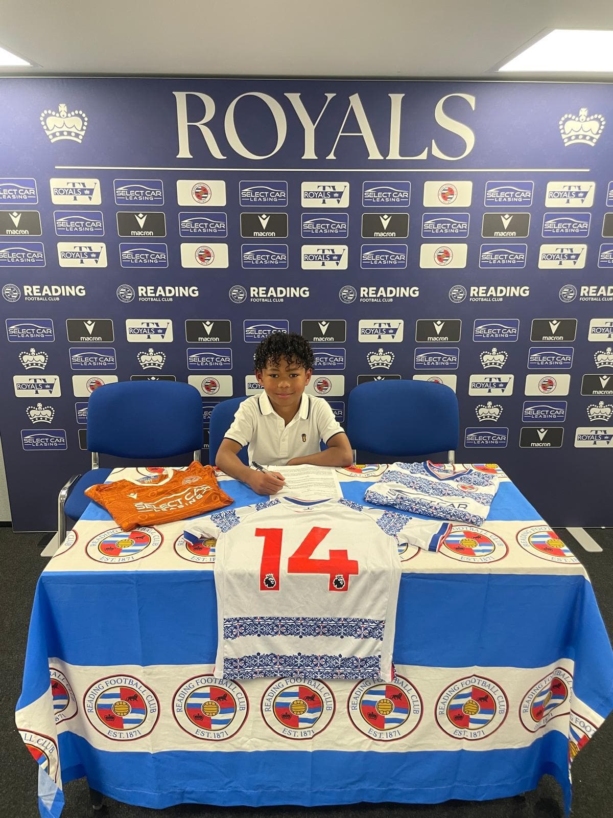 Denzel Apa: Signs for Reading FC
